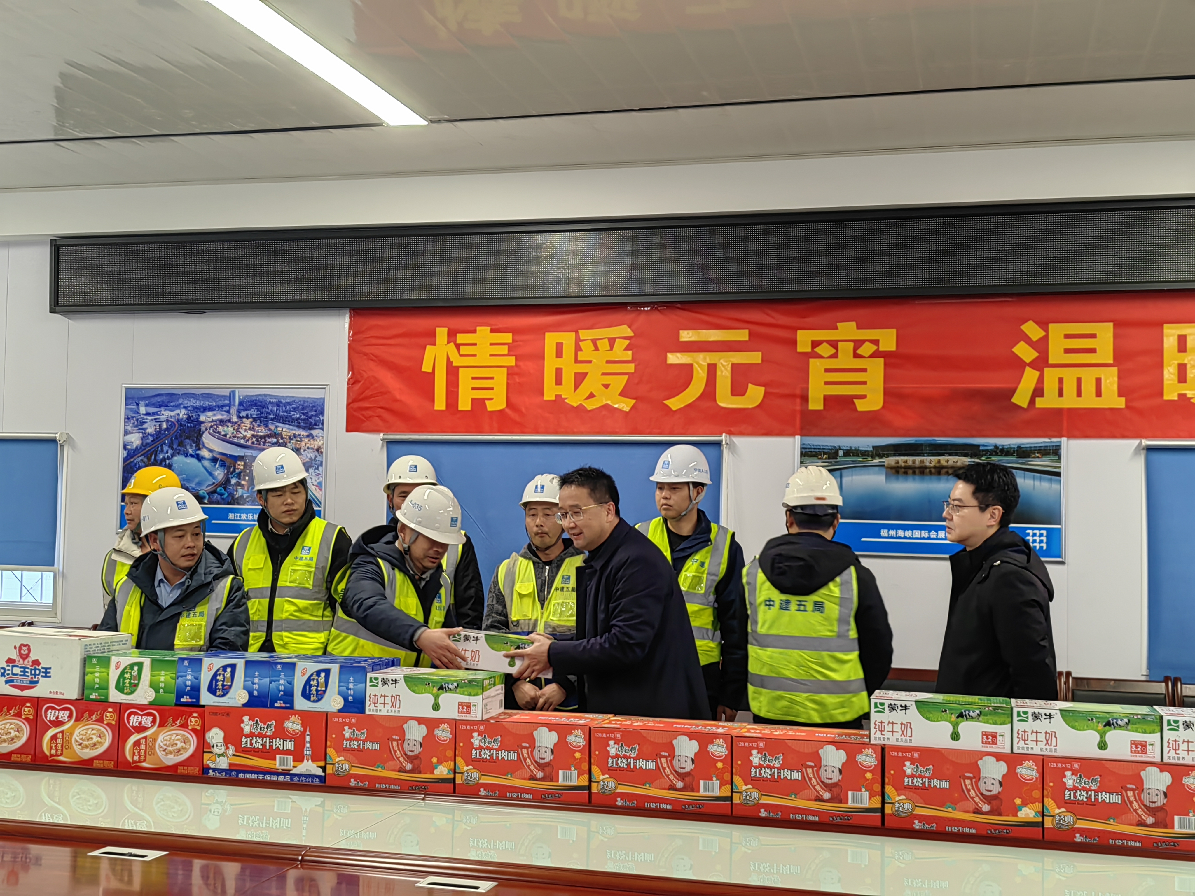 湖北高教投党支部：佳节送关怀 慰问暖人心